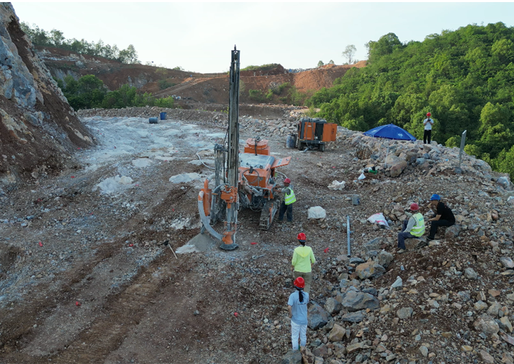 XDYX-421TA Crawler DTH Drilling Rig Working in Yangxin, Hubei